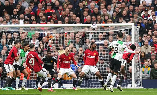Man United n&iacute;u ch&acirc;n Liverpool, Arsenal trở lại ng&ocirc;i đầu- Ảnh 3.