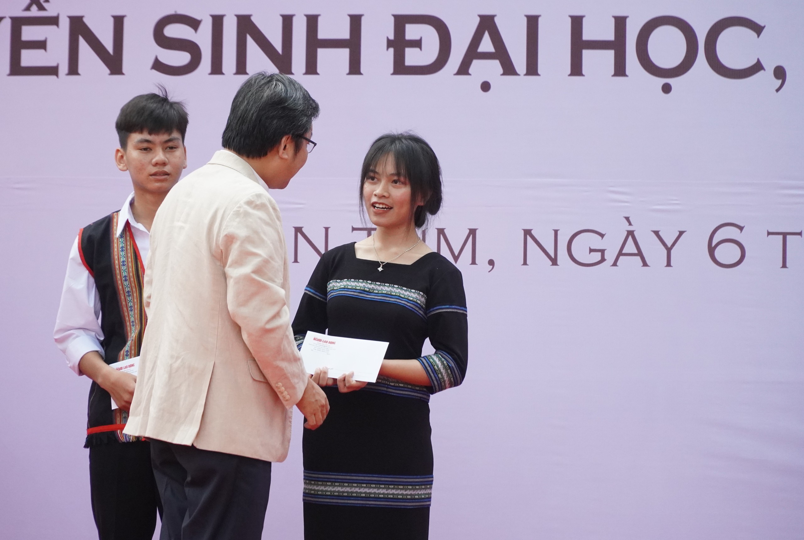 Những suất học bổng hỗ trợ &yacute; nghĩa cho học sinh, gi&aacute;o vi&ecirc;n Kon Tum- Ảnh 1.