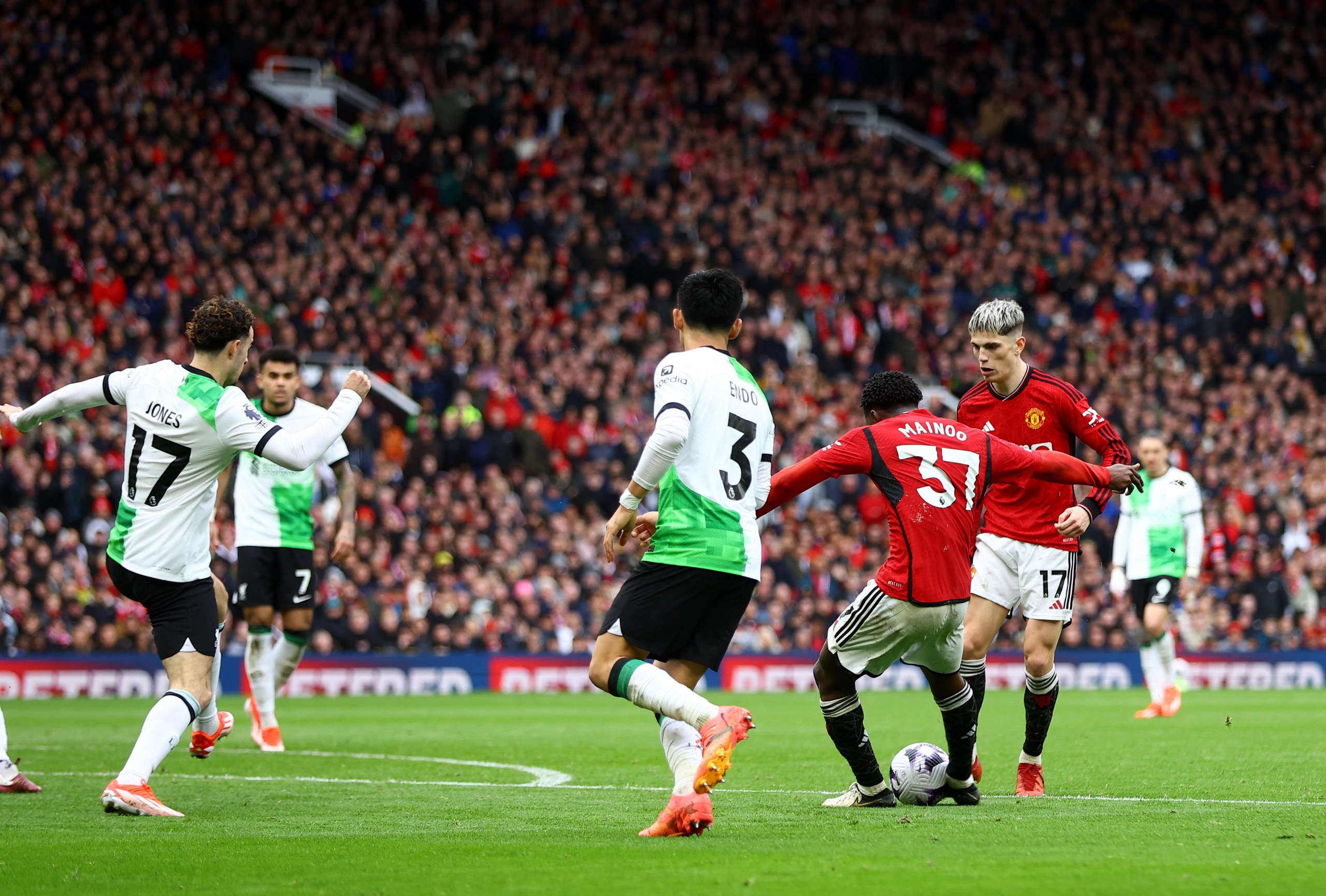 Man United n&iacute;u ch&acirc;n Liverpool, Arsenal trở lại ng&ocirc;i đầu- Ảnh 7.