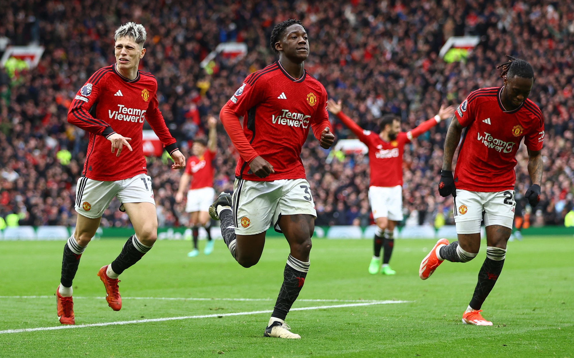 Man United níu chân Liverpool, Arsenal trở lại ngôi đầu
