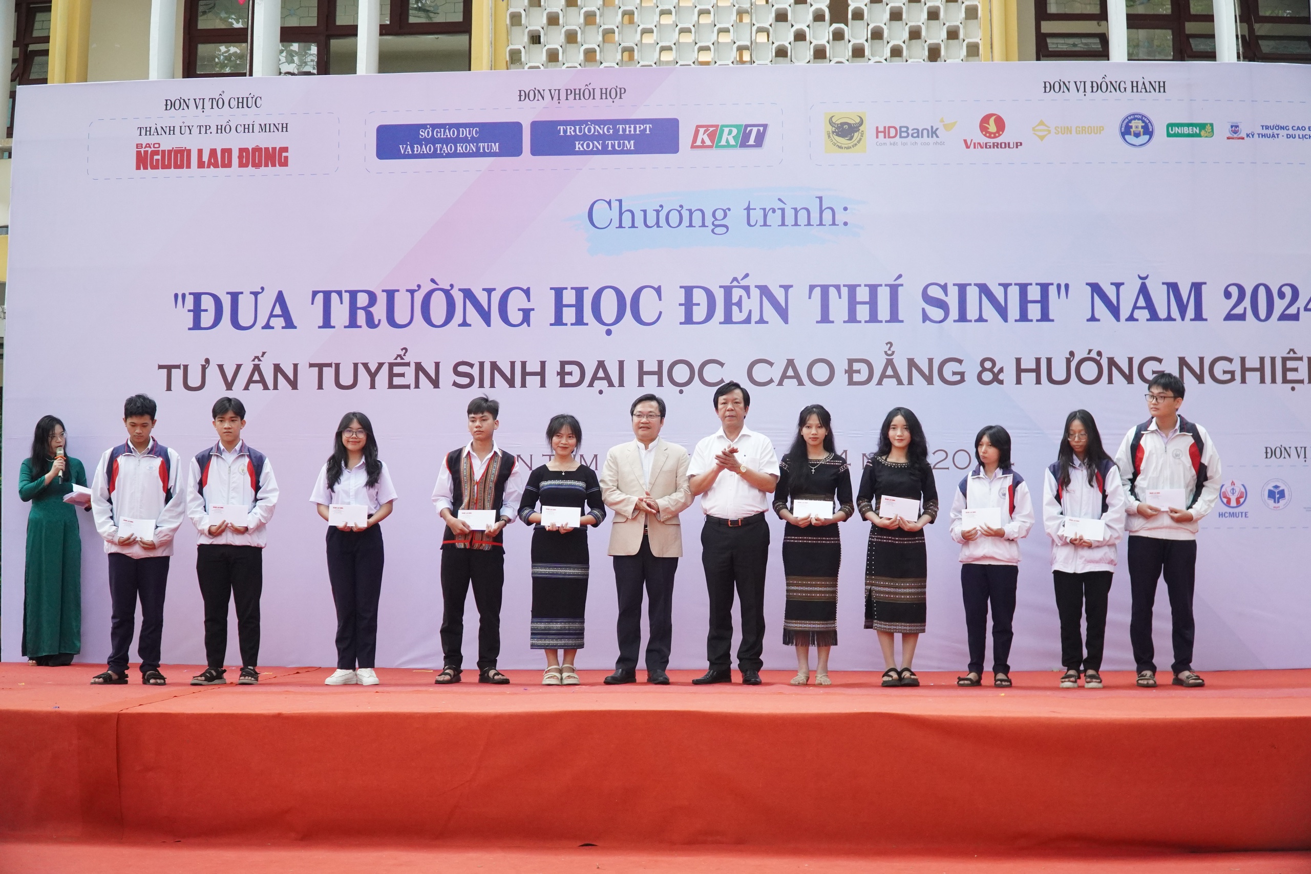 Những suất học bổng hỗ trợ &yacute; nghĩa cho học sinh, gi&aacute;o vi&ecirc;n Kon Tum- Ảnh 2.