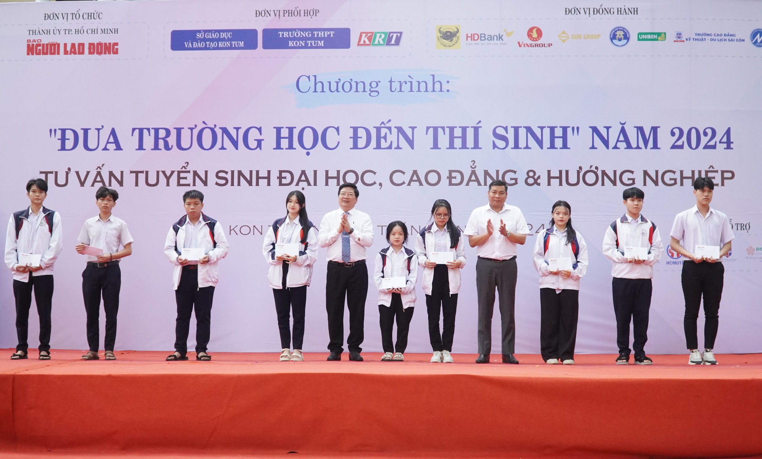 Những suất học bổng hỗ trợ &yacute; nghĩa cho học sinh, gi&aacute;o vi&ecirc;n Kon Tum- Ảnh 3.