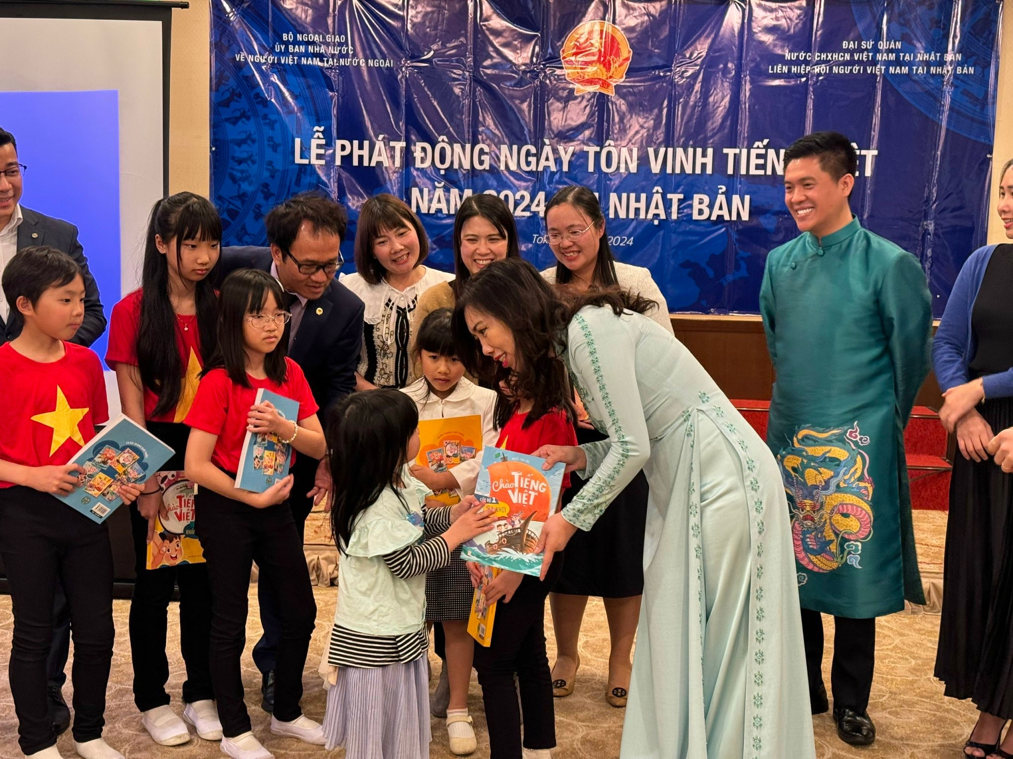 TTr tặng quà cho các cháu học sinh