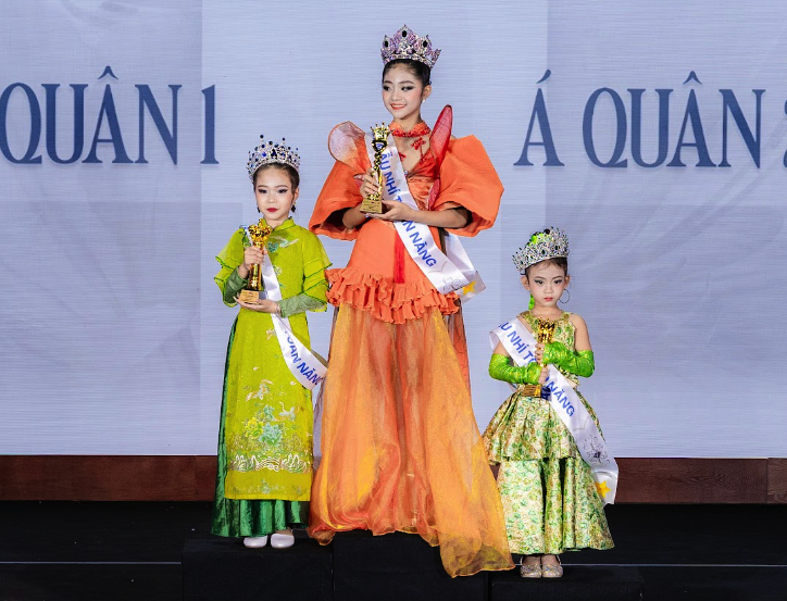 Nữ sinh 12 tuổi trở th&agrave;nh Qu&aacute;n qu&acirc;n Si&ecirc;u mẫu nh&iacute; to&agrave;n năng 2024- Ảnh 2.