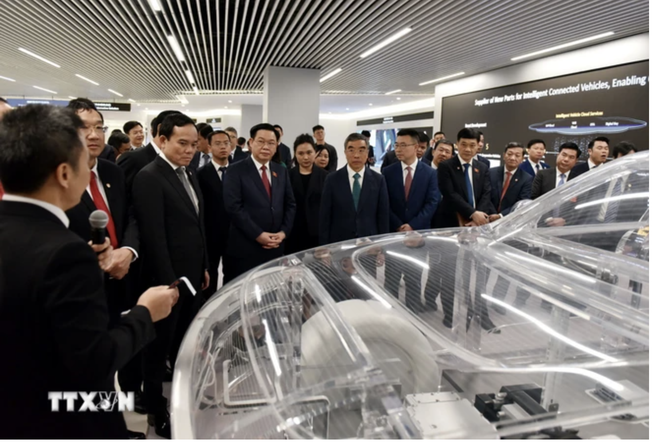 Chủ tịch Quốc hội Vương Đ&igrave;nh Huệ thăm Tập đo&agrave;n Huawei- Ảnh 1.