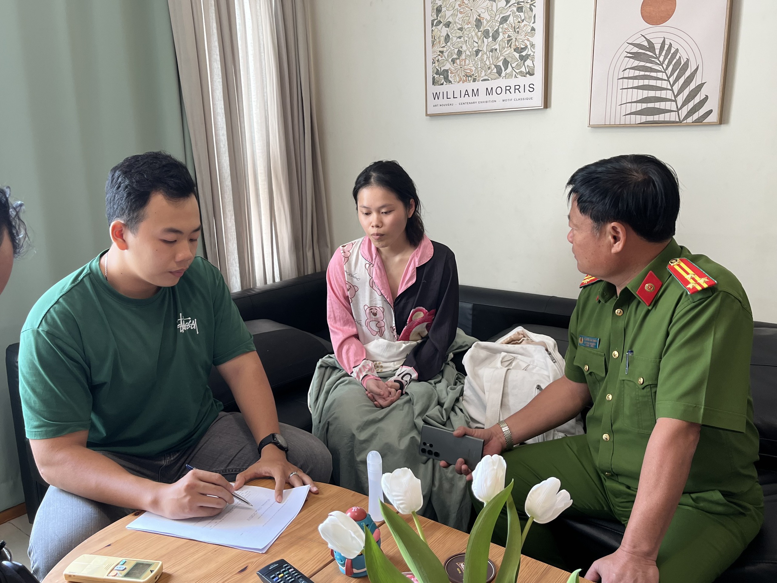 Công an TP HCM giải cứu 2 cháu bé mất tích ở phố đi bộ- Ảnh 1.