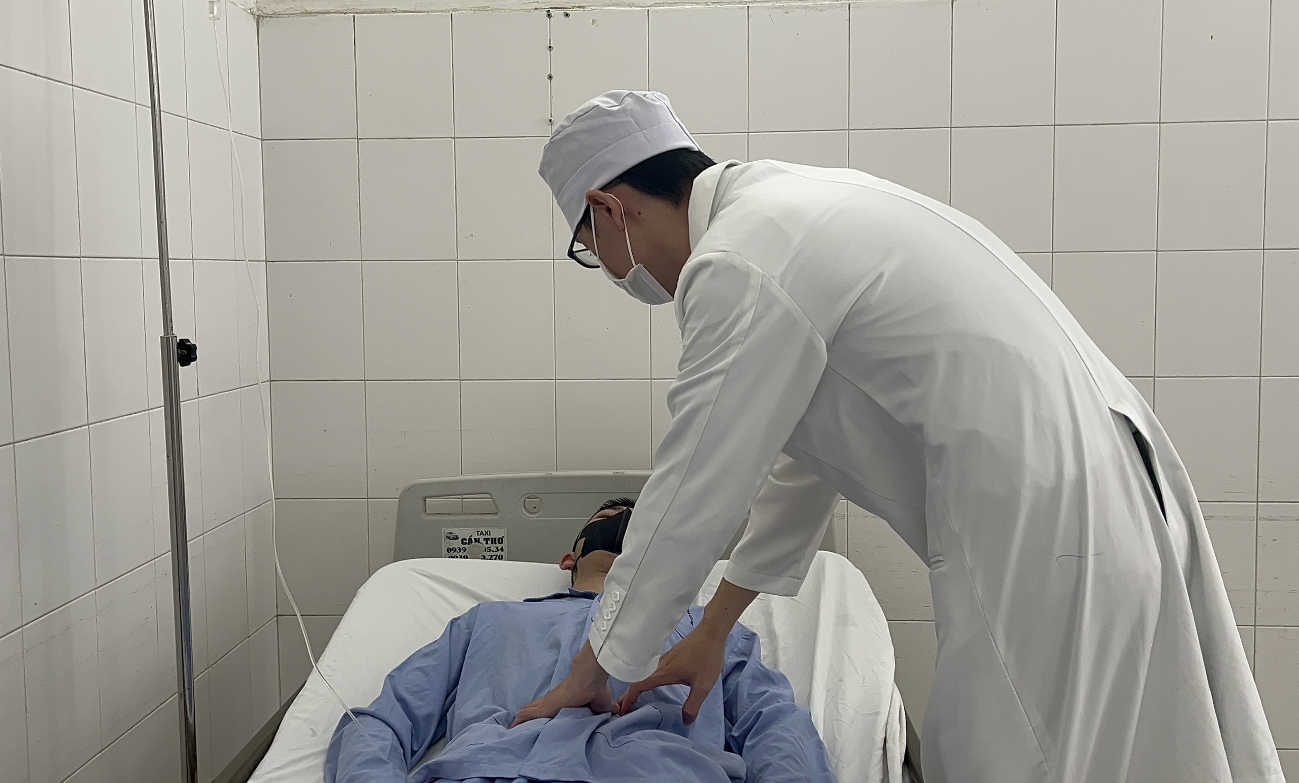 B&aacute;c sĩ bất ngờ trước tai nạn hy hữu của nam thanh ni&ecirc;n- Ảnh 2.
