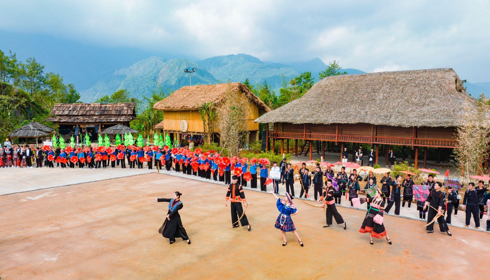 Hoa anh đ&agrave;o nở rộ, Fansipan tựa xứ sở Ph&ugrave; Tang- Ảnh 12.