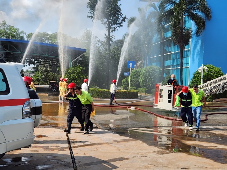 Q:\ChuyenDe\8-4\Khi xảy ra vụ cháy, nhiều công nhân được lực lượng chức năng tiếp cận, đưa ra ngoài an toàn..jpg