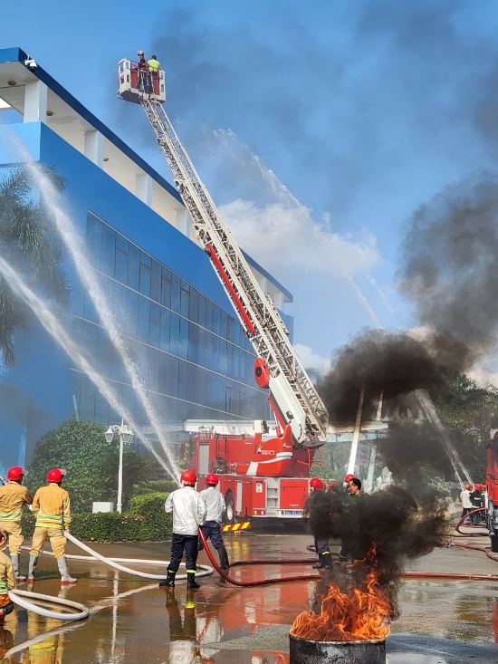 Q:\ChuyenDe\8-4\Lực lượng cảnh sát chuyên nghiệp triển khai đội hình chữa cháy và cứu nạn cứu hộ, khống chế dập tắt đám cháy (1).jpg