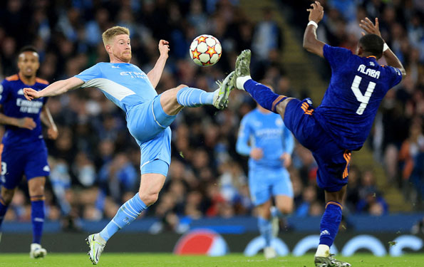 M&agrave;n thư h&ugrave;ng Real Madrid - Man City được cả ch&acirc;u &Acirc;u d&otilde;i theo. Ảnh: REUTERS