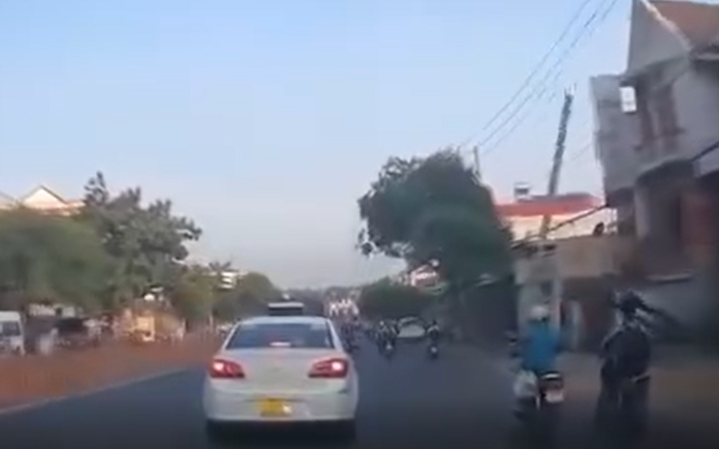 Diễn biến mới vụ thanh sắt "trên trời rơi xuống" trúng người đi đường