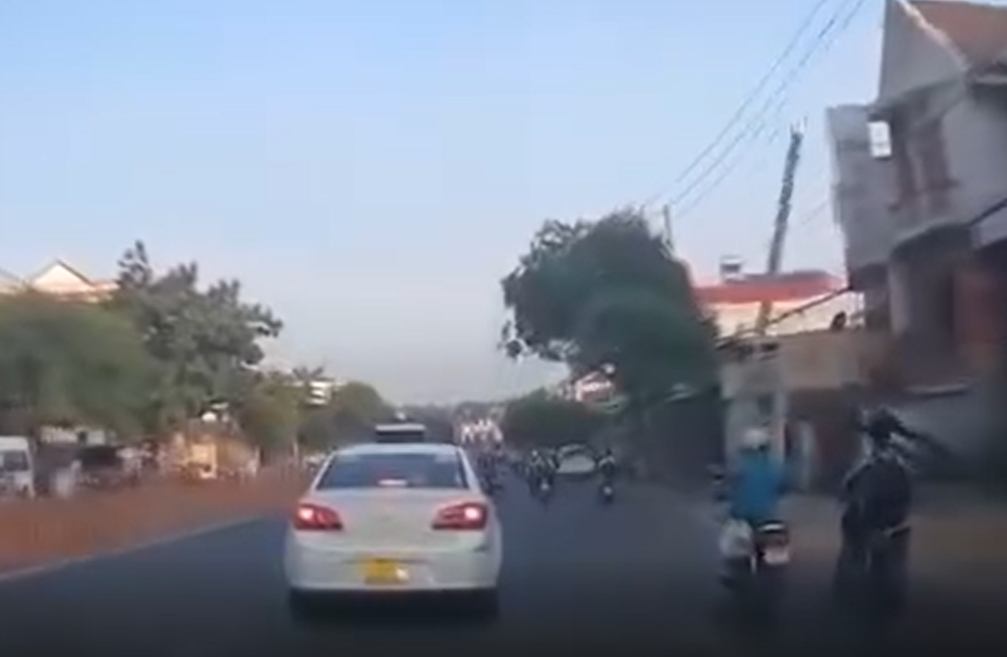 Diễn biến mới vụ thanh sắt "tr&ecirc;n trời rơi xuống" tr&uacute;ng người đi đường- Ảnh 1.