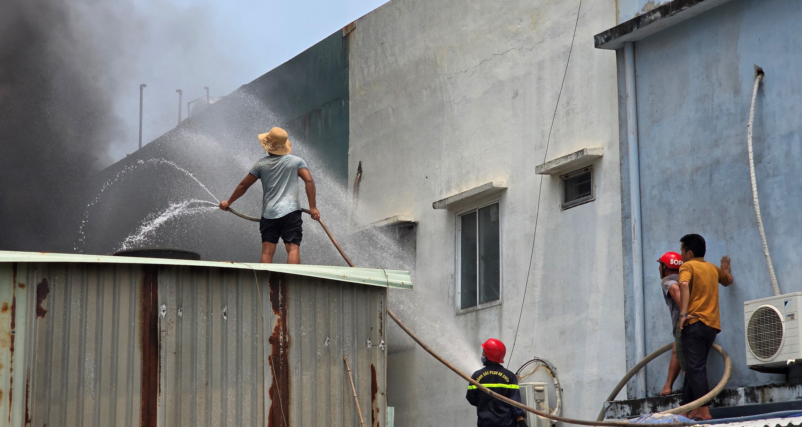Ch&aacute;y lớn khu nh&agrave; xưởng gần &acirc;u thuyền Thọ Quang, cột kh&oacute;i bốc cao h&agrave;ng chục m&eacute;t- Ảnh 4.