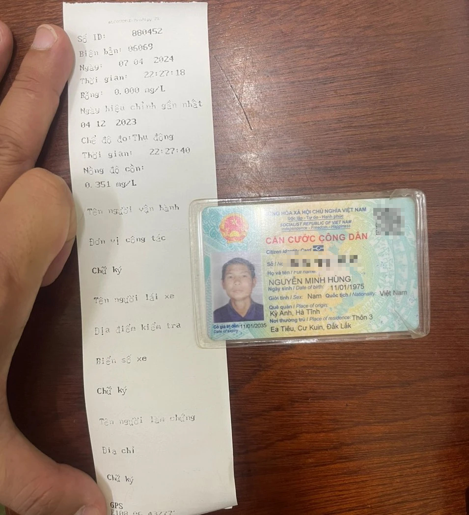 Tạm giữ người đàn ông vung tay đấm vào mặt CSGT - Ảnh 1.