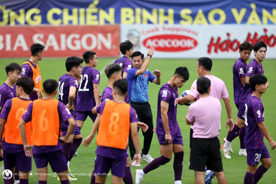 Giải b&oacute;ng đ&aacute; quốc gia phải ngưng để ưu ti&ecirc;n cho đội U23 Việt Nam, c&aacute;ch l&agrave;m đi ngược lại xu thế chung của b&oacute;ng đ&aacute; thế giới. Trong ảnh: Đội U23 Việt Nam đang t&iacute;ch cực tập luyện cho Giải U23 ch&acirc;u &Aacute; Ảnh: VFF
