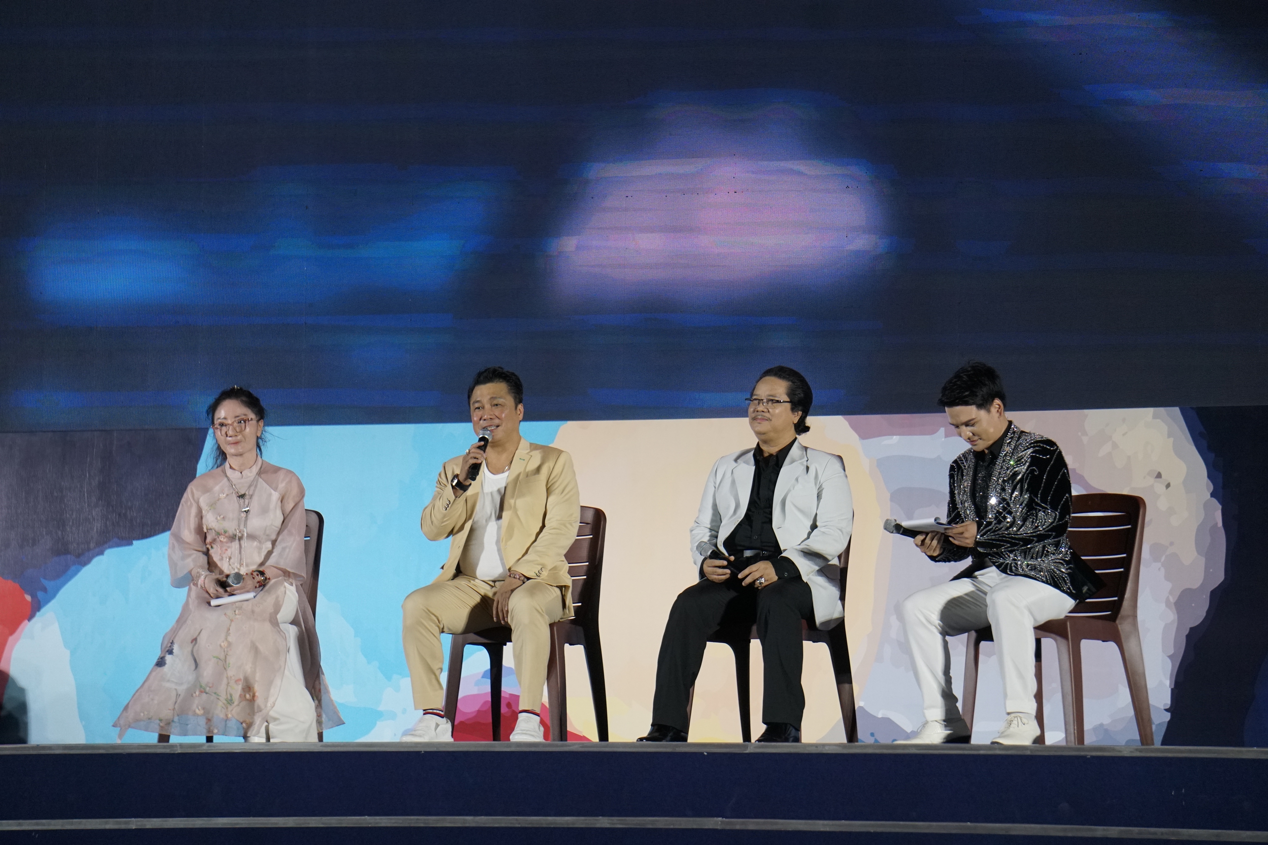 L&yacute; H&ugrave;ng hạnh ph&uacute;c khi được khen trẻ ho&agrave;i!- Ảnh 3.