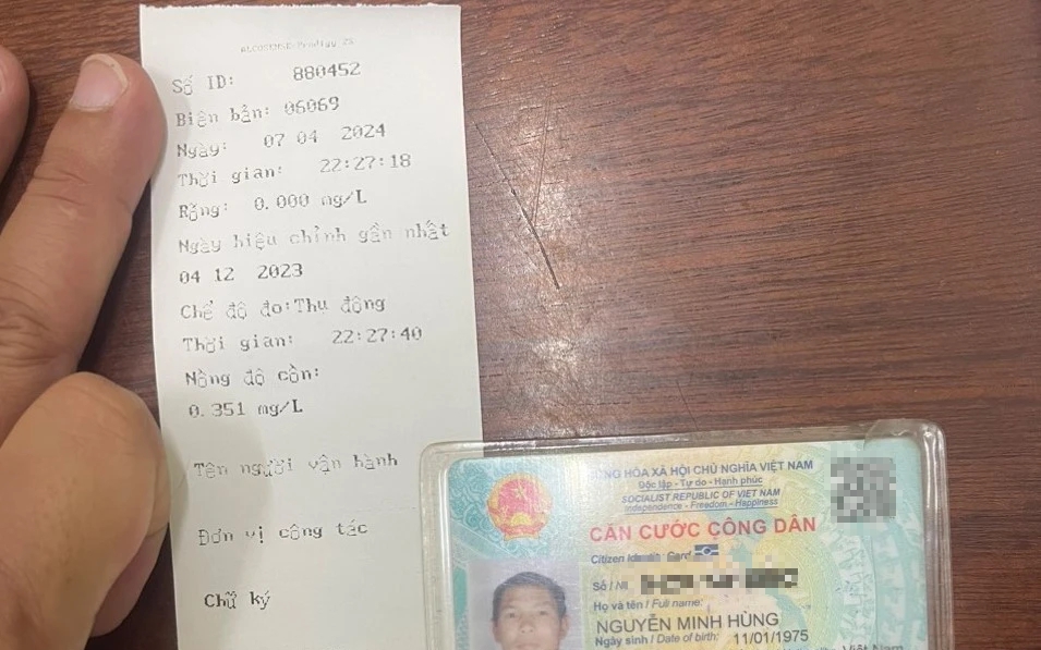 Tạm giữ người đàn ông vung tay đấm vào mặt CSGT 