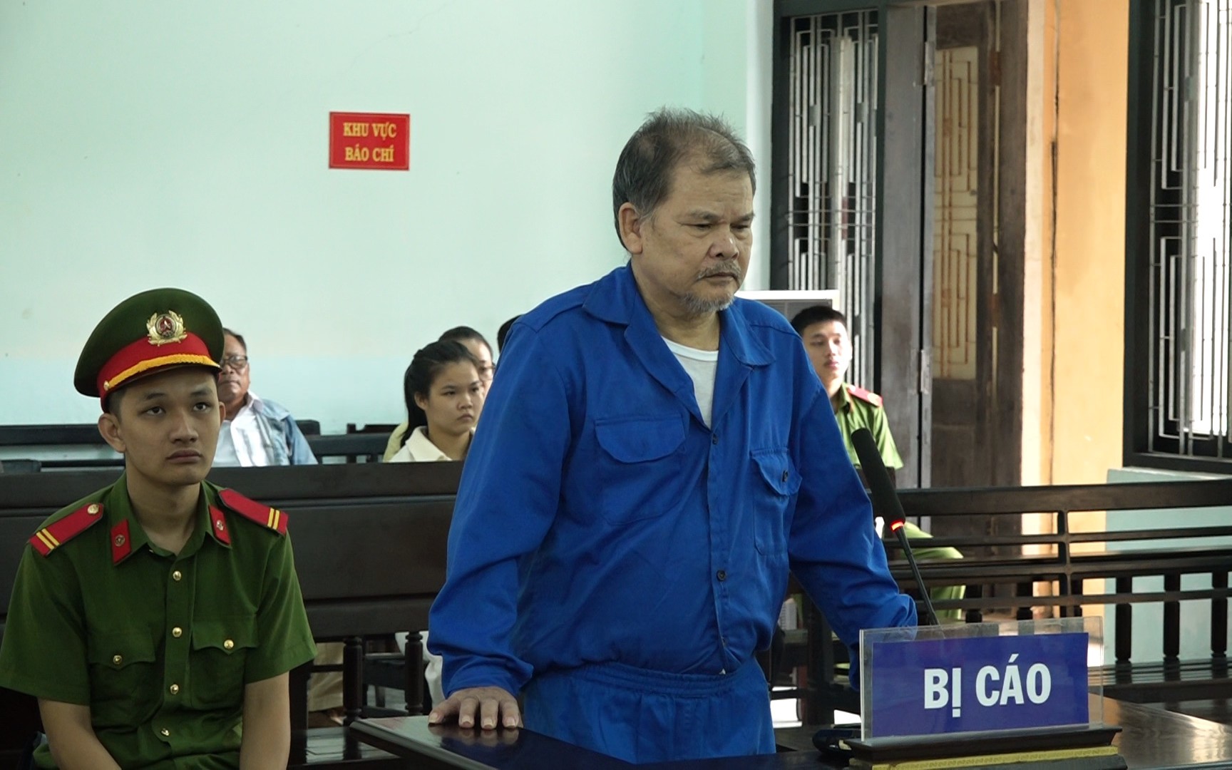 Người đàn ông “hoang tưởng” dùng dao đâm chủ tịch phường