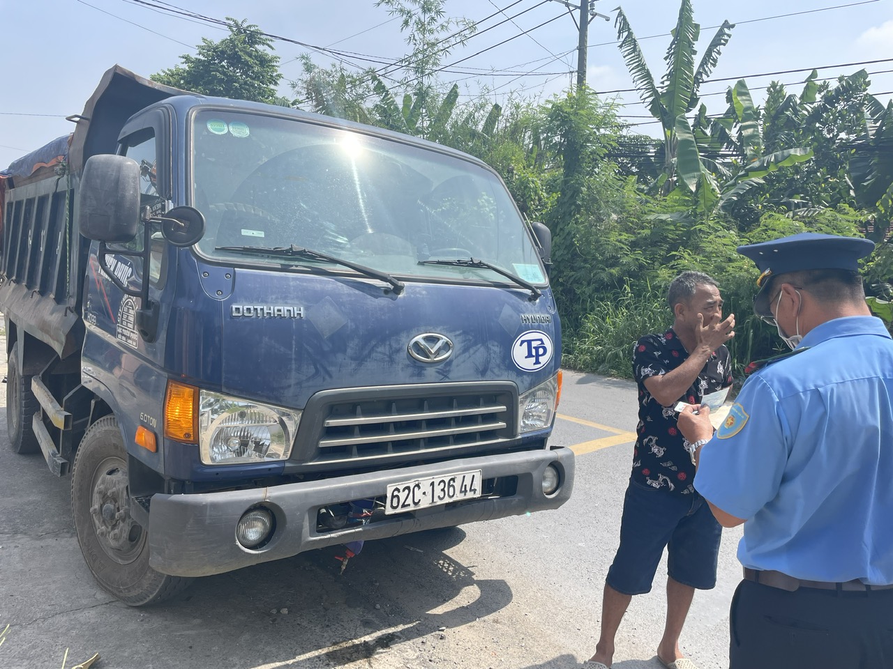 TP HCM: Xử lý ra sao với hơn 1.700 đơn vị vận tải chưa nộp lại phù hiệu, biển hiệu?- Ảnh 1.