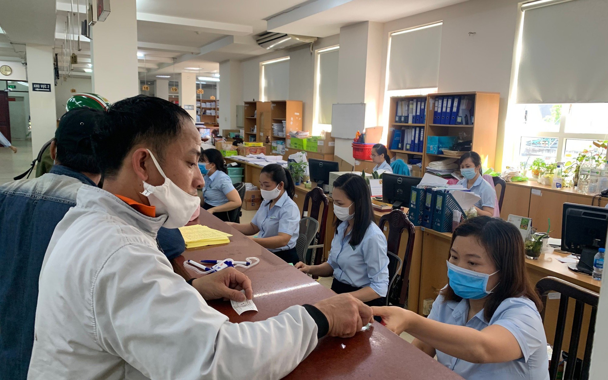 Đề nghị bỏ quy định "chờ 12 tháng" mới được rút BHXH một lần