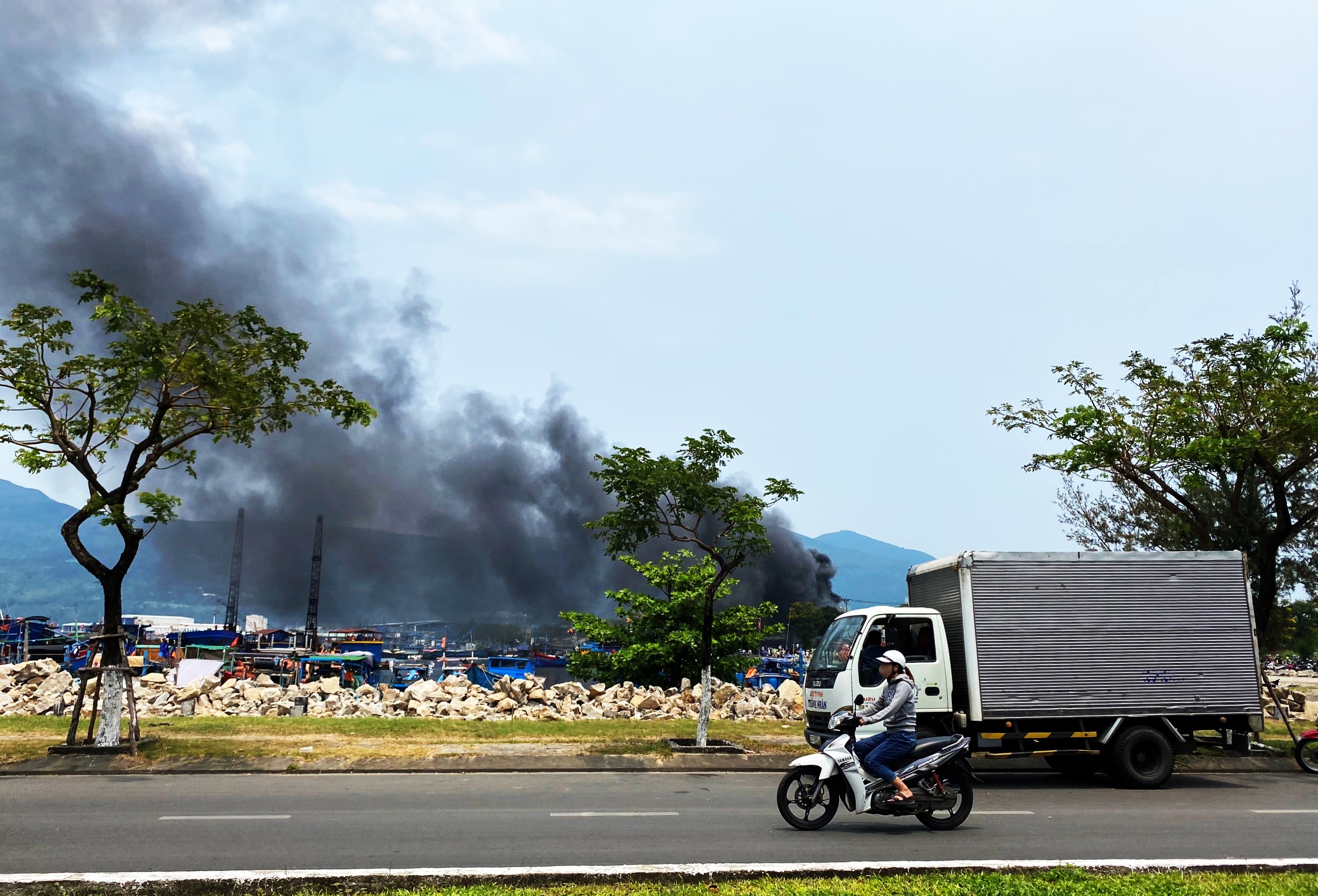 Ch&aacute;y lớn khu nh&agrave; xưởng gần &acirc;u thuyền Thọ Quang, cột kh&oacute;i bốc cao h&agrave;ng chục m&eacute;t- Ảnh 1.