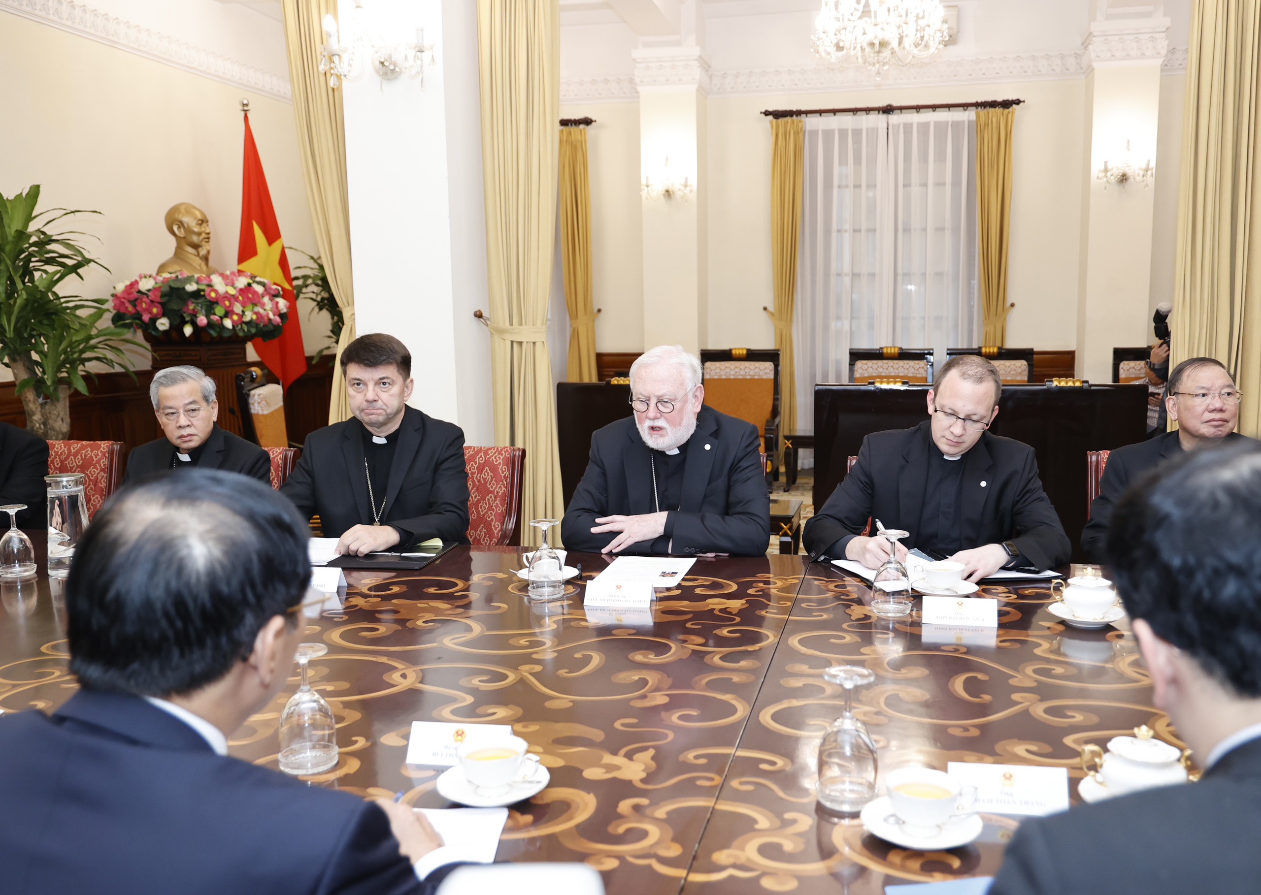 Bộ trưởng B&ugrave;i Thanh Sơn tiếp Bộ trưởng Ngoại giao T&ograve;a th&aacute;nh Vatican- Ảnh 4.