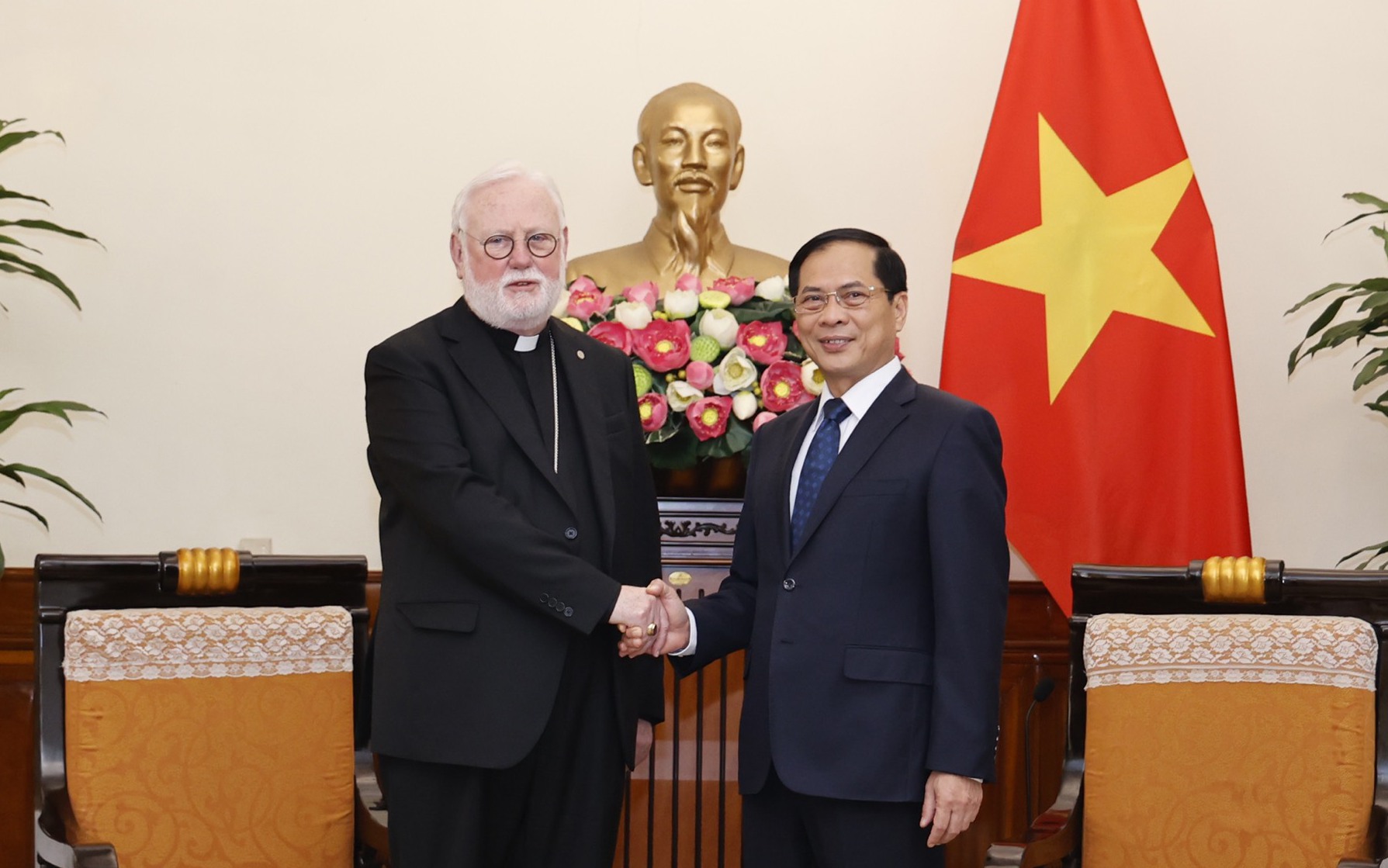 Bộ trưởng Bùi Thanh Sơn tiếp Bộ trưởng Ngoại giao Tòa thánh Vatican