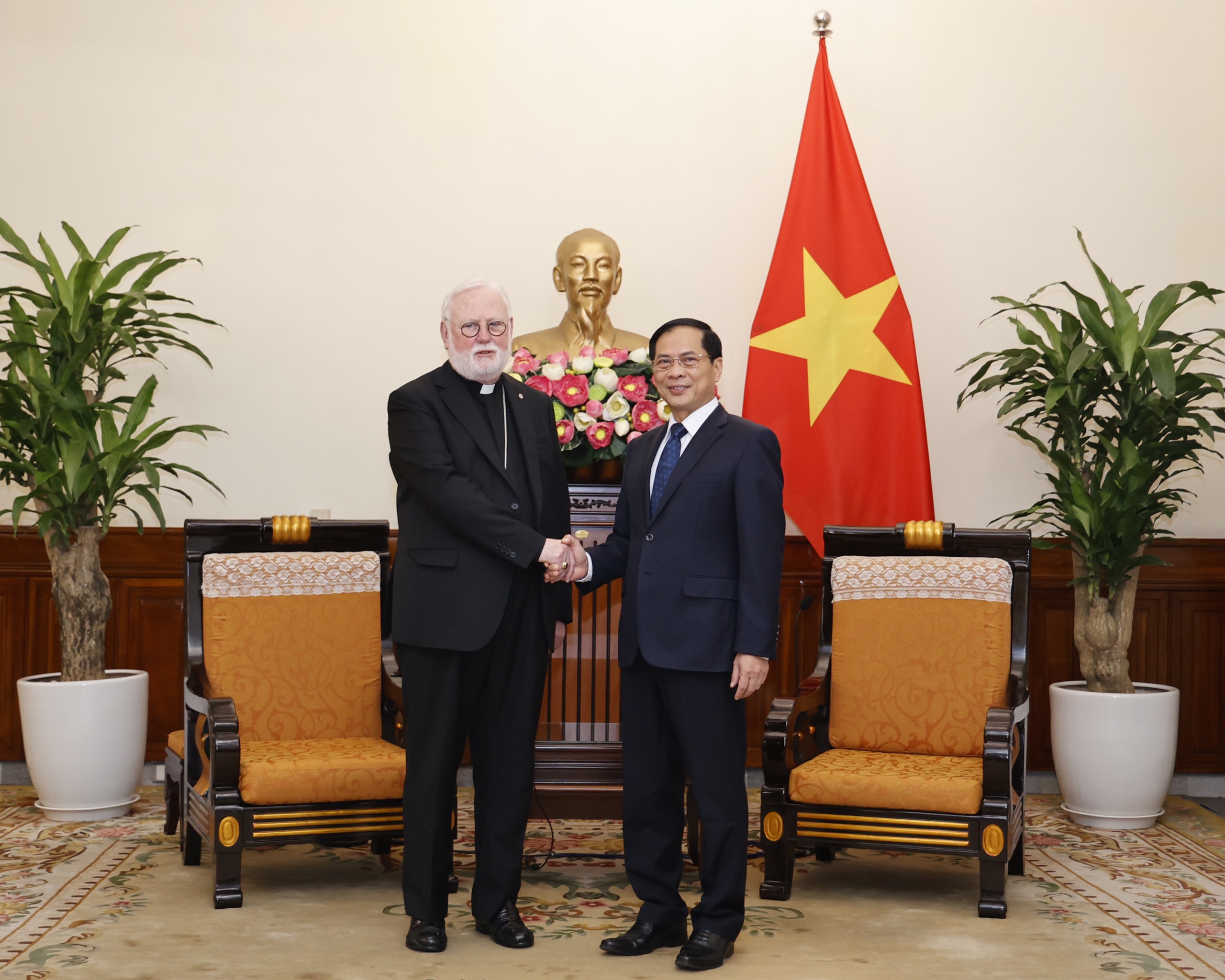 Bộ trưởng B&ugrave;i Thanh Sơn tiếp Bộ trưởng Ngoại giao T&ograve;a th&aacute;nh Vatican- Ảnh 1.
