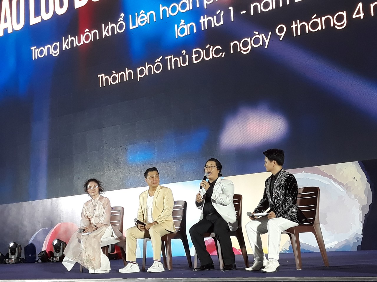 L&yacute; H&ugrave;ng hạnh ph&uacute;c khi được khen trẻ ho&agrave;i!- Ảnh 4.
