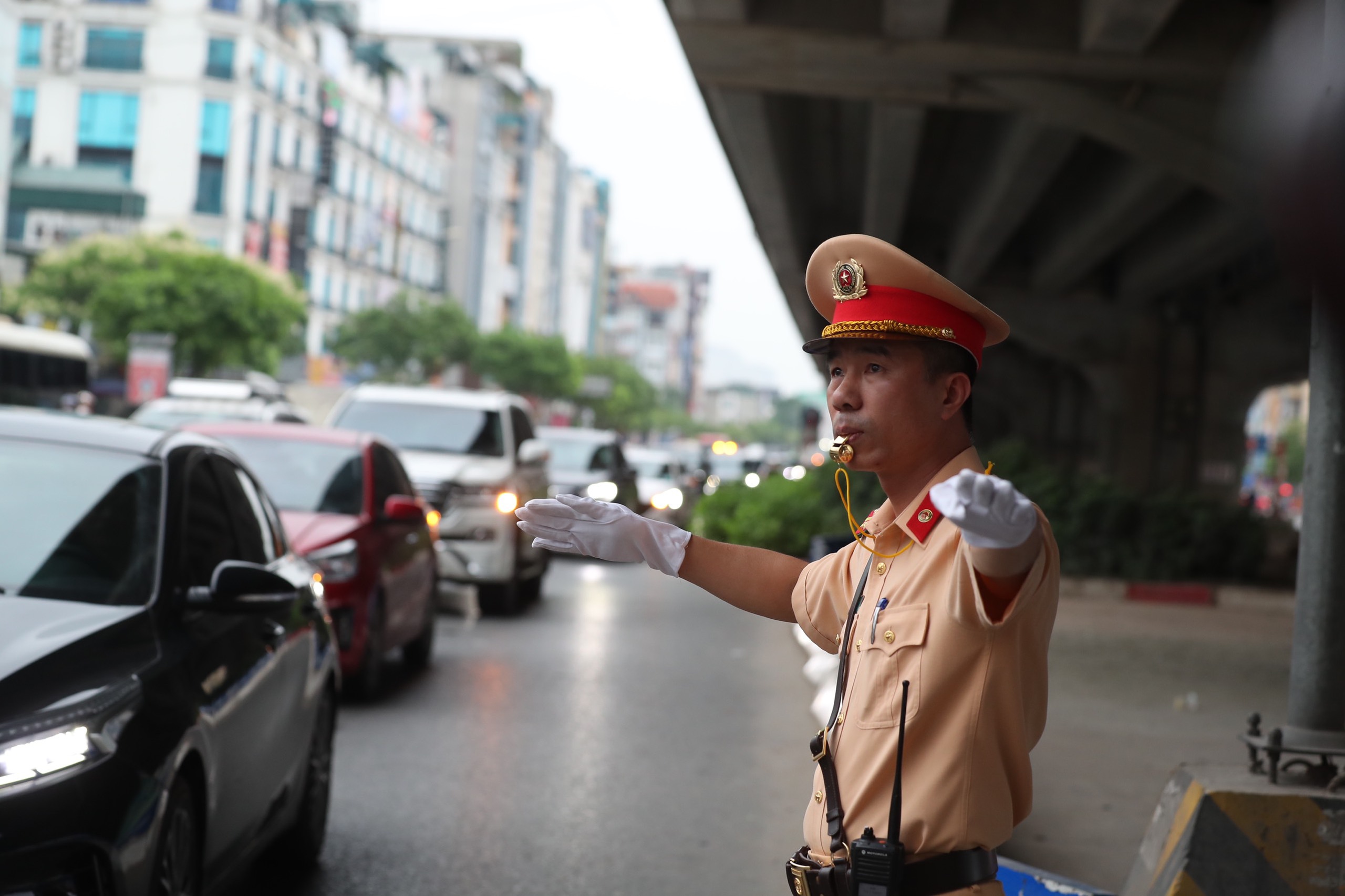 Người dân trở lại sau kỳ nghỉ lễ, cửa ngõ Hà Nội và TP HCM ùn tắc- Ảnh 5.
