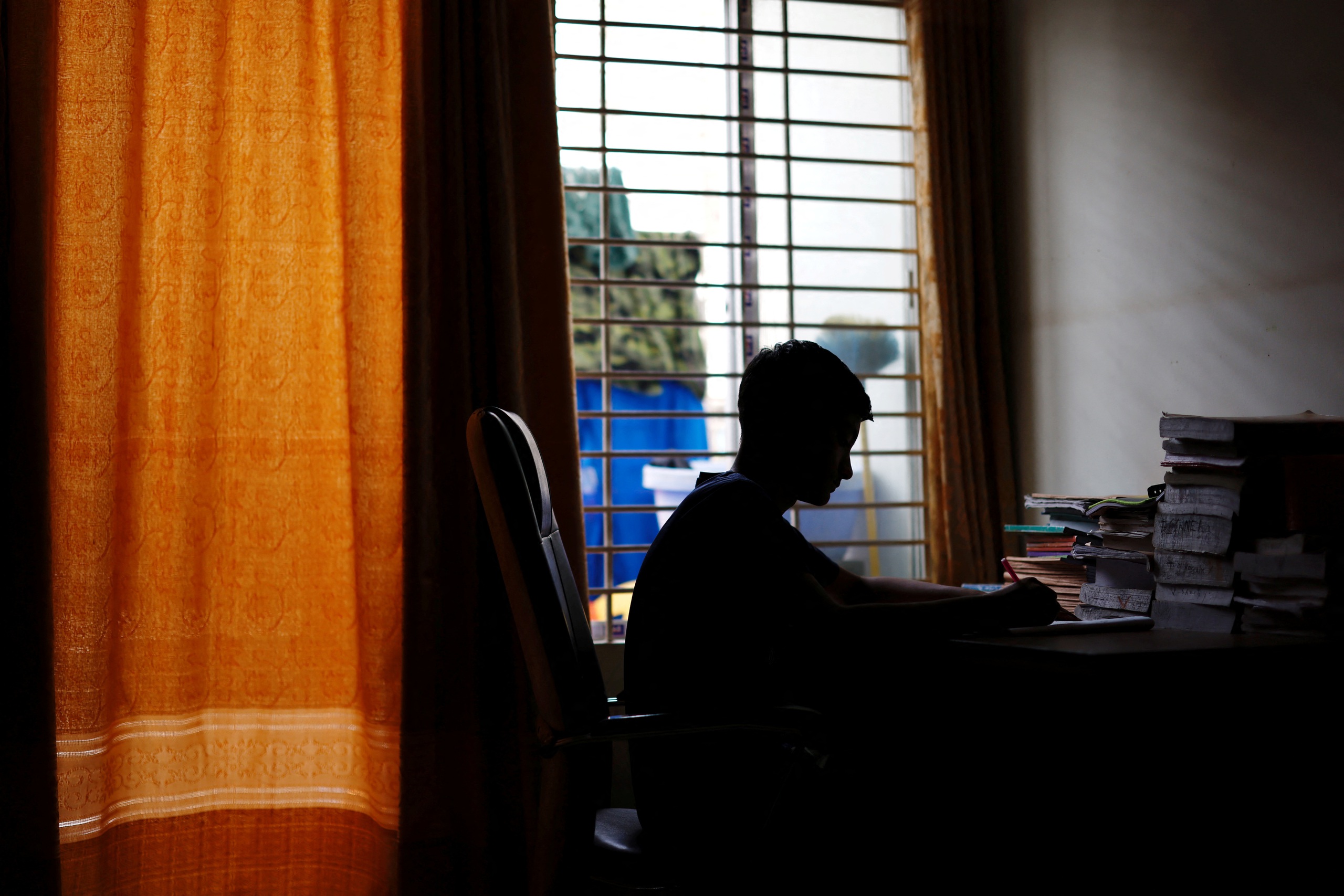Em Sheikh Tamim Hasan, 13 tuổi, học tại nhà ở thủ đô Dhaka - Bangladesh hôm 30-4 sau khi trường học phải đóng cửa do nắng nóngẢnh: REUTERS