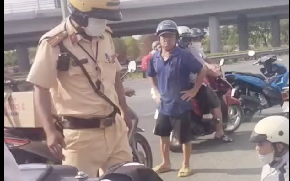 Đang xác minh clip "CSGT đạp ngã xe người dân"