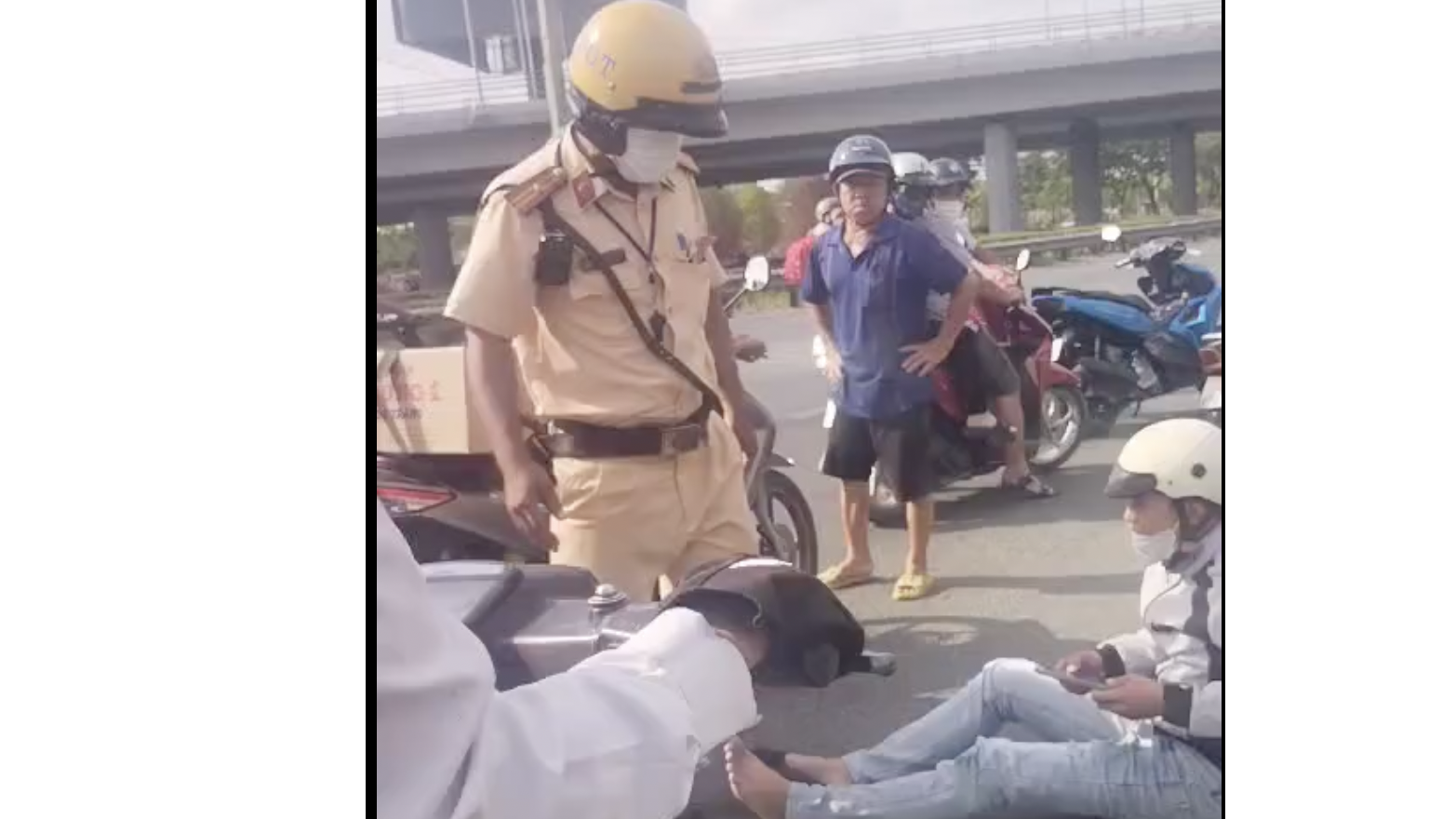 Đang x&aacute;c minh clip "CSGT đạp ng&atilde; xe người d&acirc;n"- Ảnh 1.