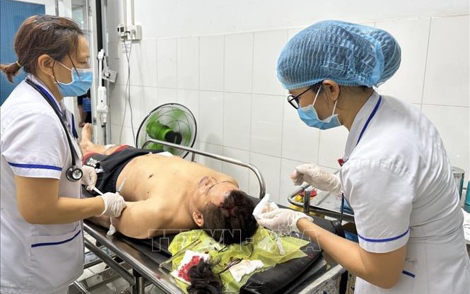 Nỗ lực cứu chữa nạn nhân vụ nổ lò hơi ở Đồng Nai