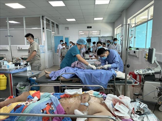 Nỗ lực cứu chữa nạn nh&acirc;n vụ nổ l&ograve; hơi ở Đồng Nai- Ảnh 1.