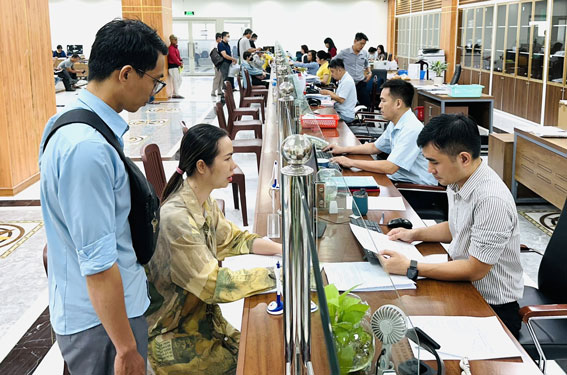 Người lao động l&agrave;m thủ tục BHXH tại cơ quan BHXH TP HCM