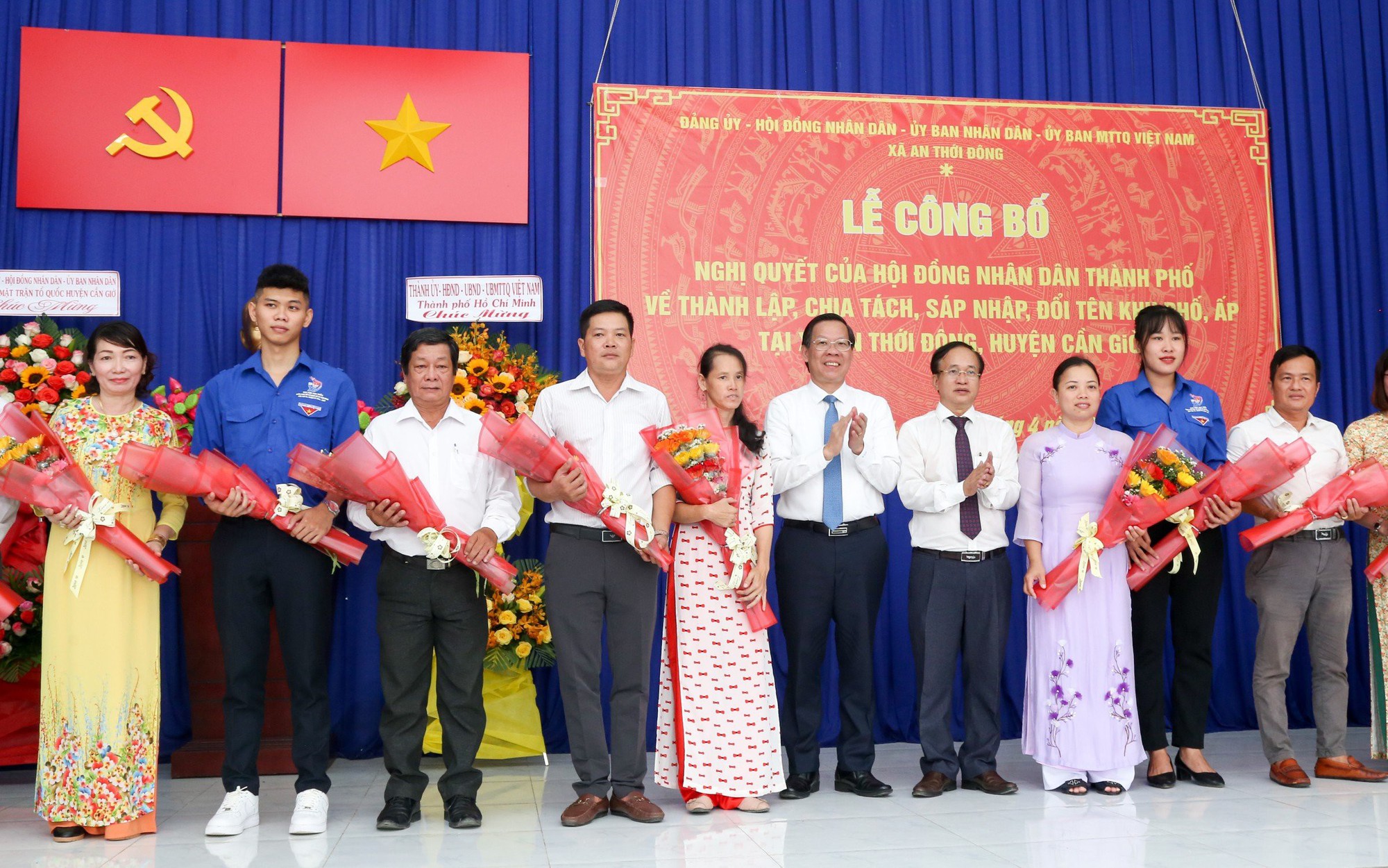 Chủ tịch UBND TP HCM: Tạo điều kiện thuận lợi cho người dân thay đổi giấy tờ theo Nghị quyết 11