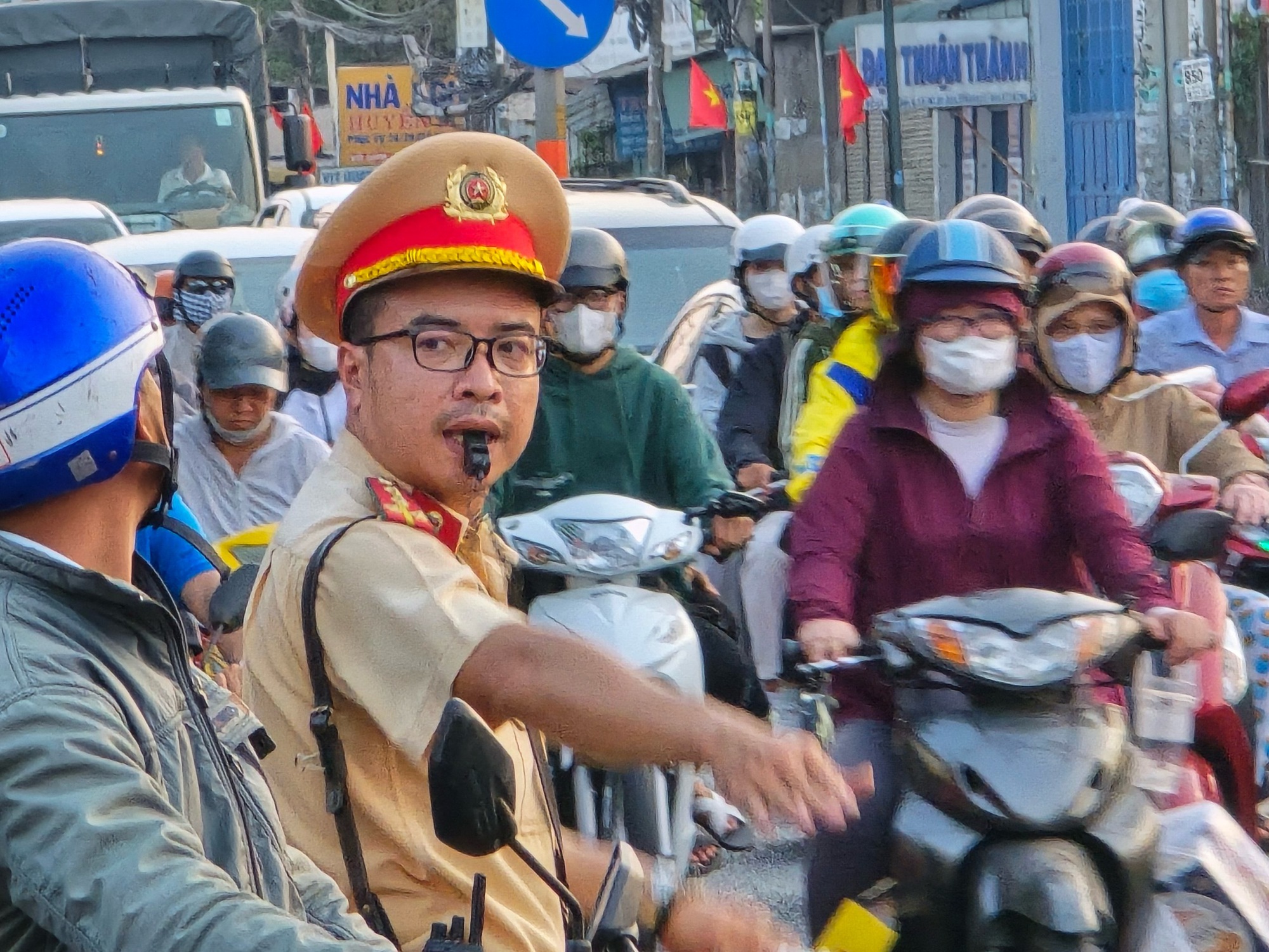 Người d&acirc;n trở lại sau kỳ nghỉ lễ, cửa ng&otilde; H&agrave; Nội v&agrave; TP HCM &ugrave;n tắc- Ảnh 9.