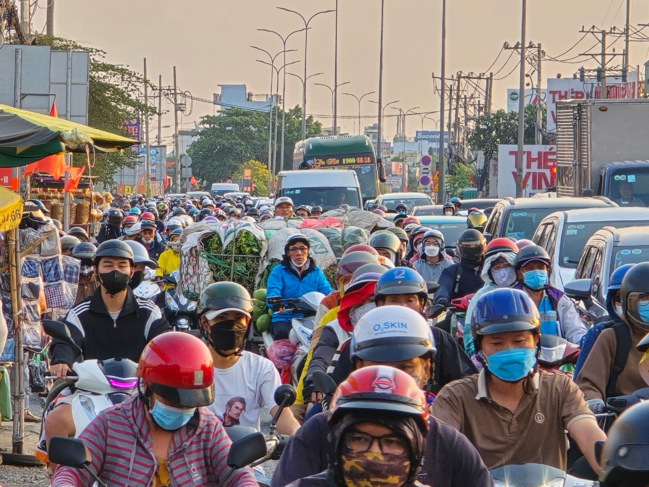 Người d&acirc;n trở lại sau kỳ nghỉ lễ, cửa ng&otilde; H&agrave; Nội v&agrave; TP HCM &ugrave;n tắc- Ảnh 7.