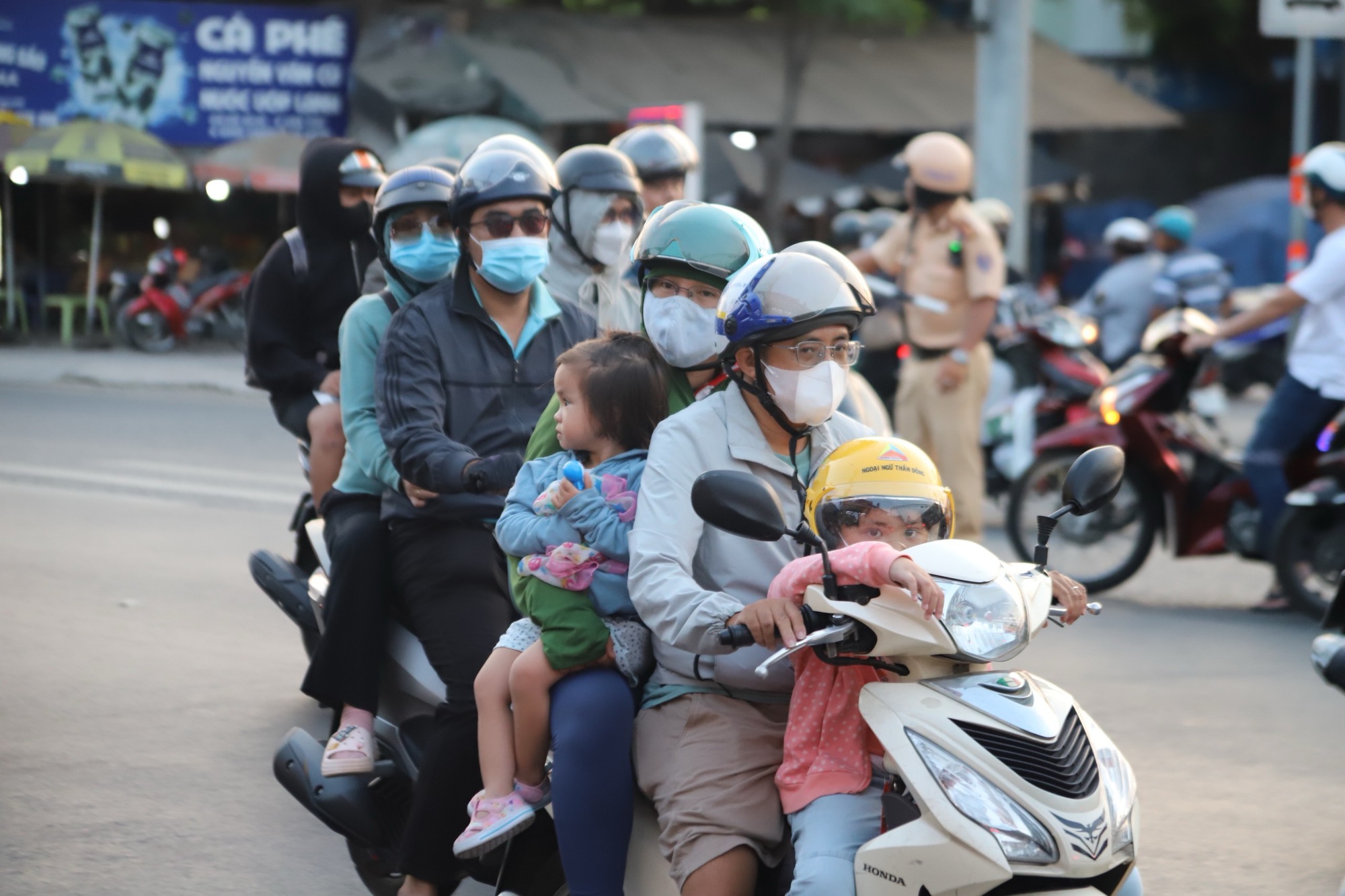 Người d&acirc;n trở lại sau kỳ nghỉ lễ, cửa ng&otilde; H&agrave; Nội v&agrave; TP HCM &ugrave;n tắc- Ảnh 8.