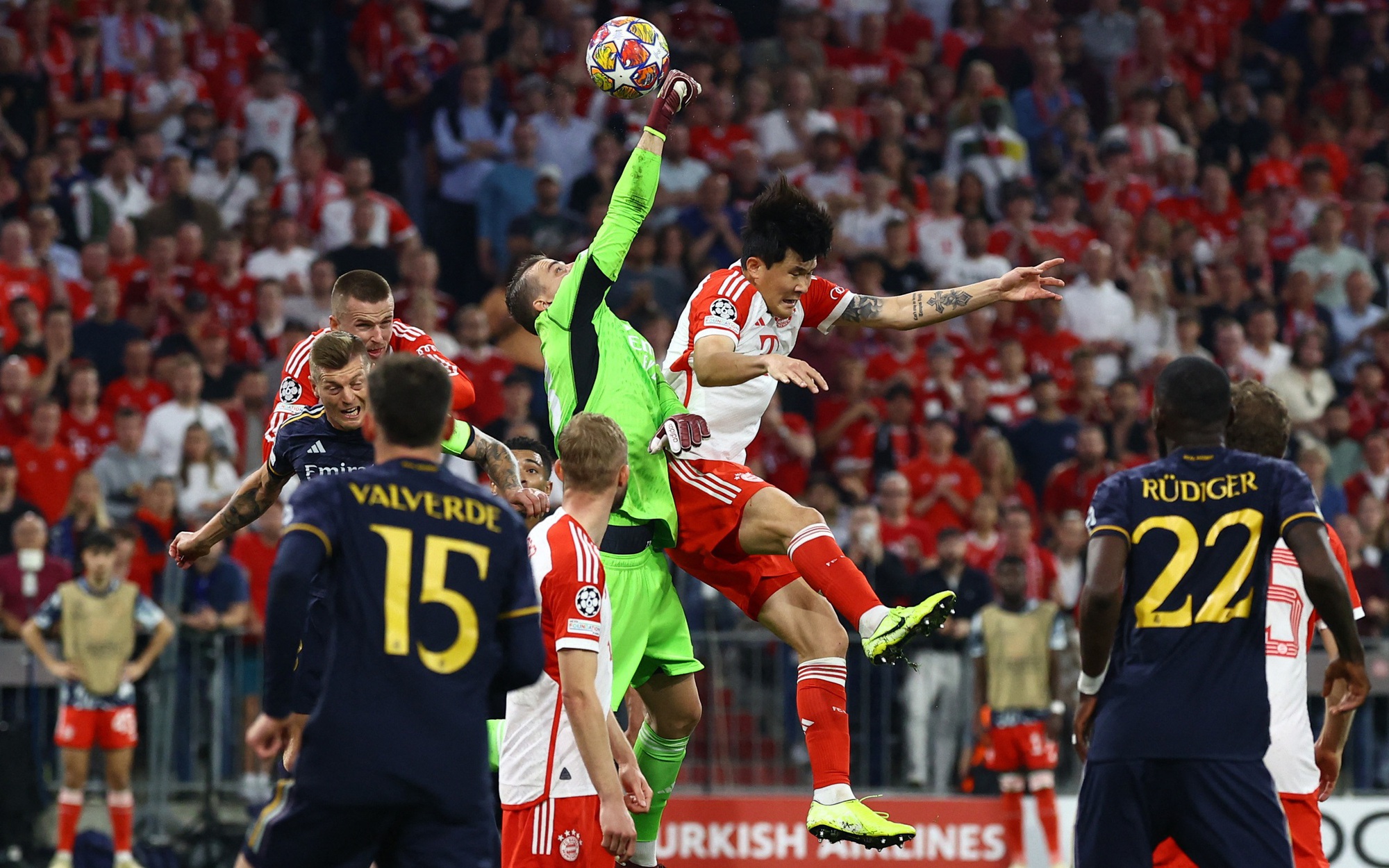 Đại chiến nảy lửa, Real Madrid hòa thót tim chủ nhà Bayern Munich