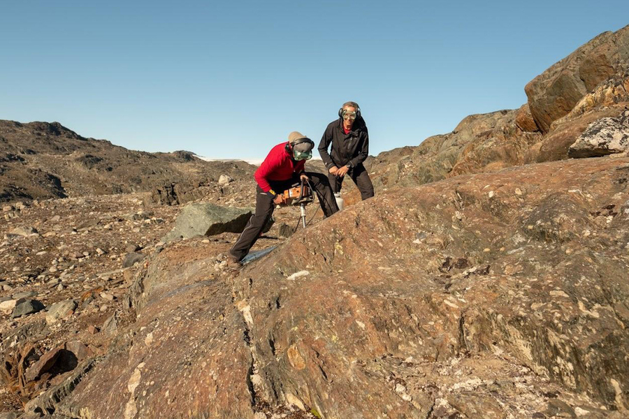 "&Aacute;o gi&aacute;p" bao bọc Tr&aacute;i Đất 3,7 tỉ năm trước lộ diện ở Greenland- Ảnh 1.