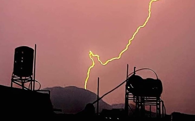 Ở lại lán cùng vợ canh ruộng, người đàn ông bị sét đánh tử vong
