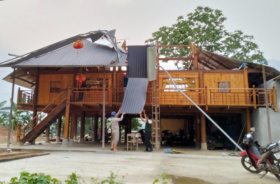 D&ocirc;ng lốc khiến h&agrave;ng trăm ng&ocirc;i nh&agrave; bị hư hỏng- Ảnh 1.