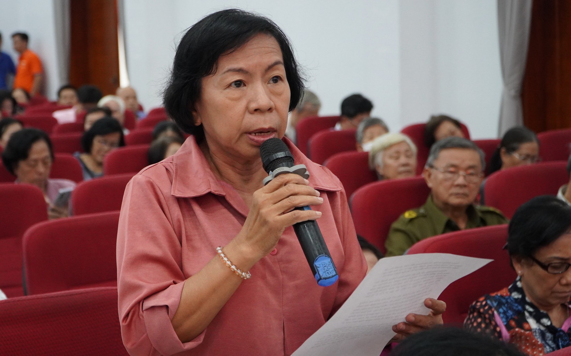 Cử tri bức xúc về thuốc lá điện tử, giá vàng và vé máy bay