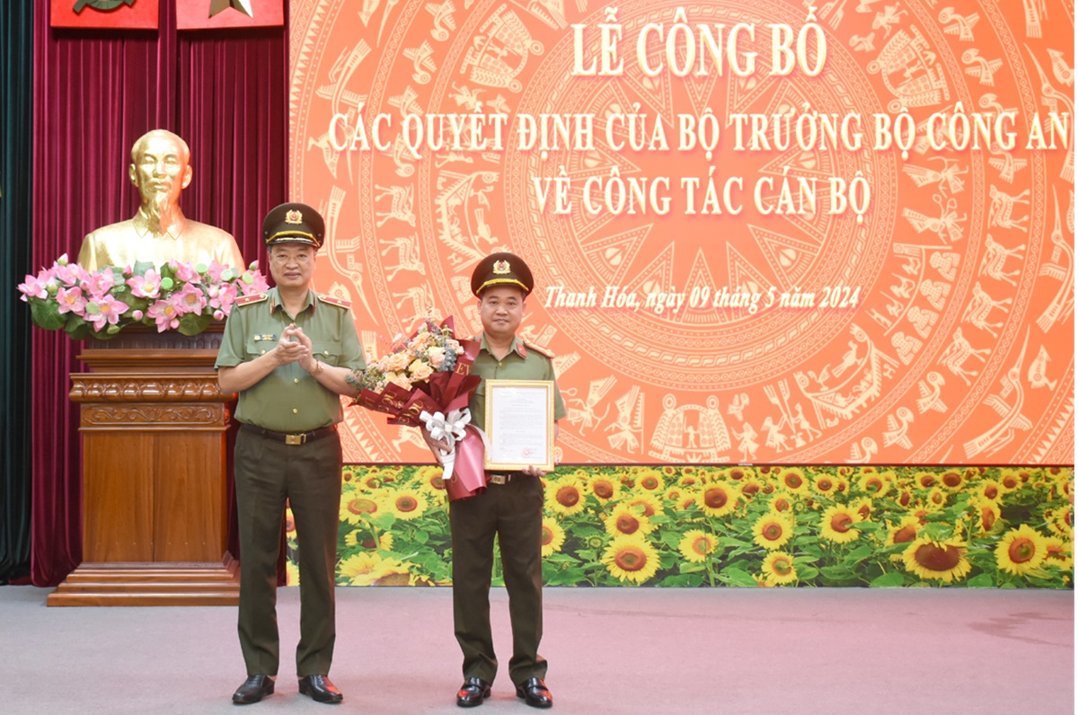 C&ocirc;ng bố quyết định của Bộ trưởng Bộ C&ocirc;ng an về c&ocirc;ng t&aacute;c c&aacute;n bộ- Ảnh 1.