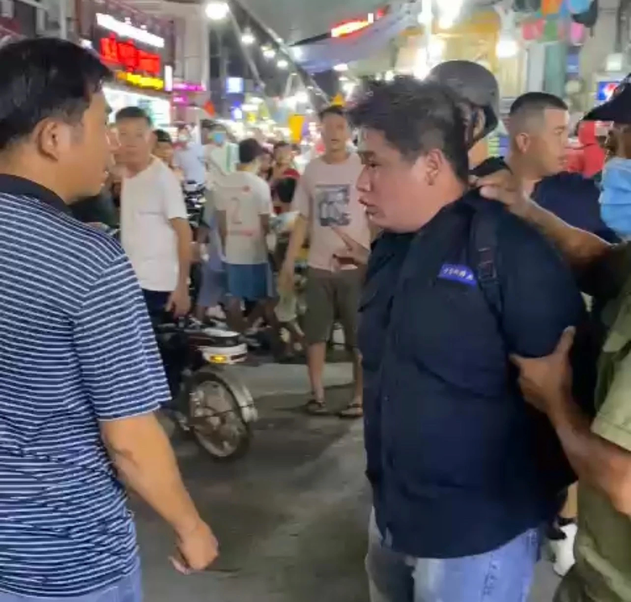 Sau g&acirc;y &aacute;n, t&ecirc;n cướp tăng ga bỏ chạy rồi t&ocirc;ng h&agrave;ng loạt phương tiện- Ảnh 1.