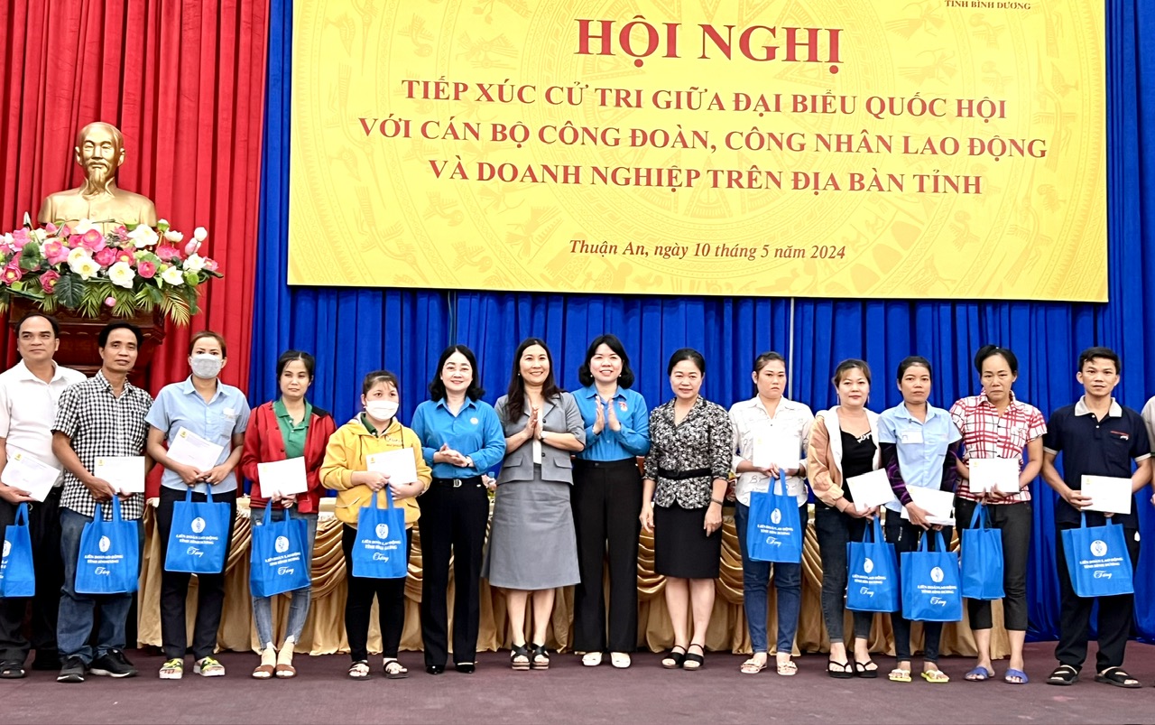 Đối thoại với đại biểu Quốc hội, nữ c&ocirc;ng nh&acirc;n đề xuất 55 tuổi nghỉ hưu l&agrave; ph&ugrave; hợp- Ảnh 2.