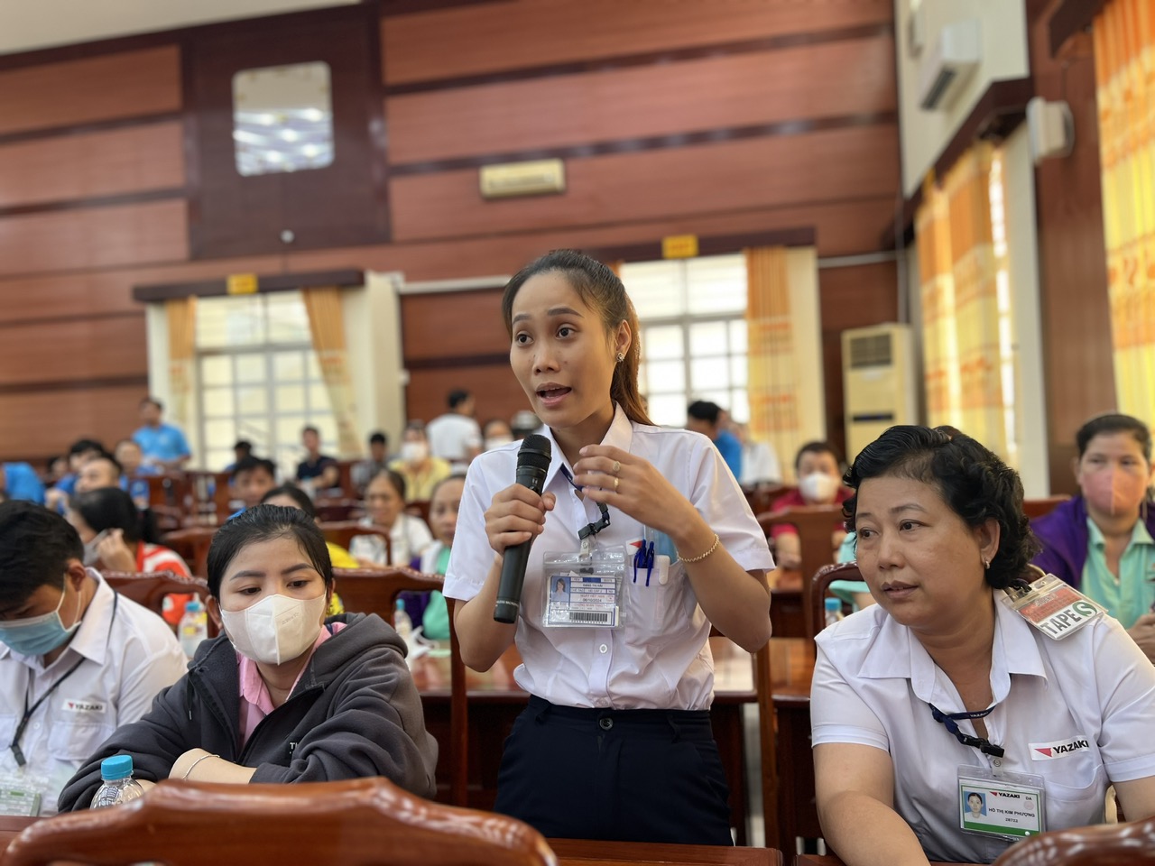 Đối thoại với đại biểu Quốc hội, nữ c&ocirc;ng nh&acirc;n đề xuất 55 tuổi nghỉ hưu l&agrave; ph&ugrave; hợp- Ảnh 1.